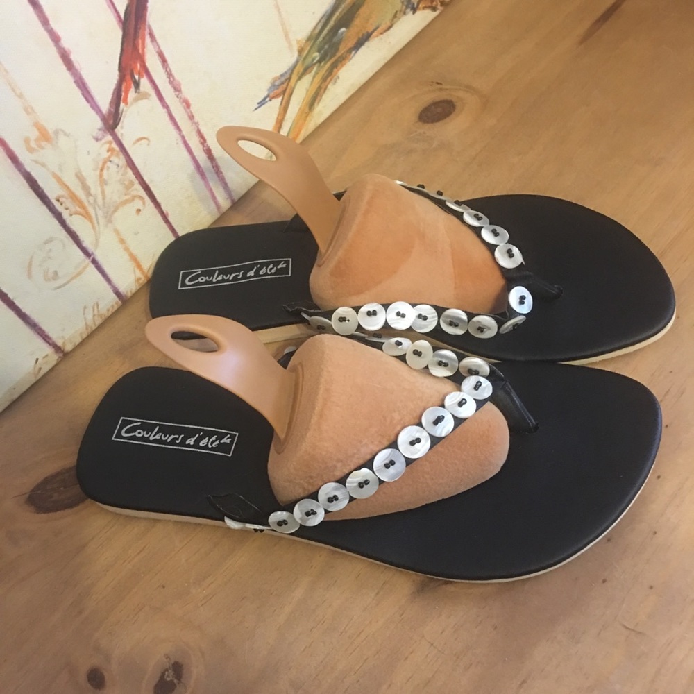 Couleurs d’ete black thong sandals bead detail